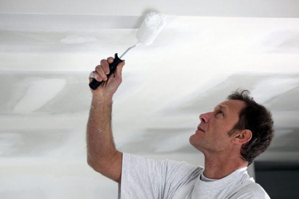 Maľovanie stropu v bielej farbe