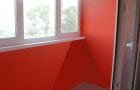 Steny balkóna sú natreté červenou farbou.