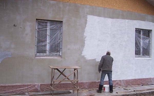 Préparation de la façade avant peinture