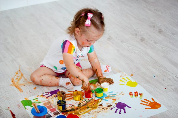 Le développement de la motricité fine chez un enfant avec des peintures au doigt