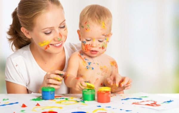 Pomocí prstů barvy můžete vštípit své dítě kreslení dovednosti