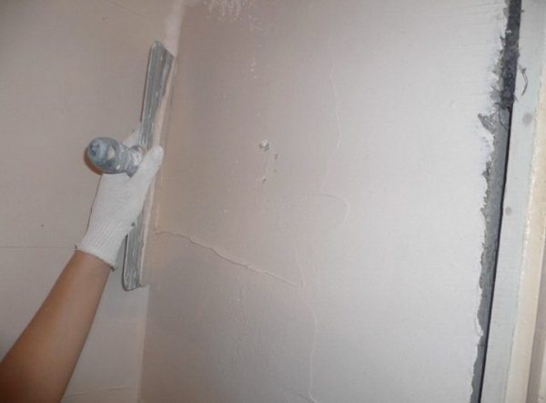 Le mastic à base de plâtre vous permet d'obtenir une surface blanche parfaitement lisse des murs et des plafonds