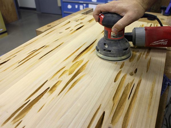 Bruska pro přípravu dřevěného povrchu k nalití
