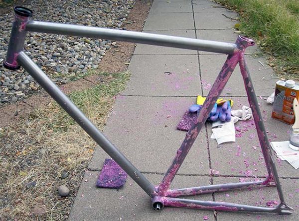 Làm sạch khung xe đạp từ sơn