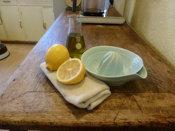 Fazendo polimentos a partir de limão e óleo vegetal