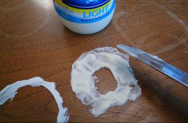 Les petites rayures peuvent être masquées avec de la mayonnaise.