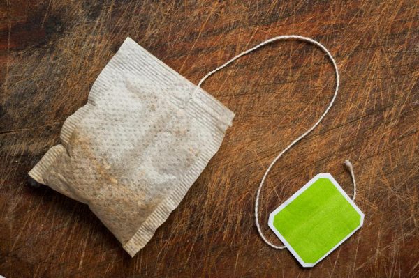 Você pode tratar arranhões em uma superfície de madeira com um saquinho de chá.