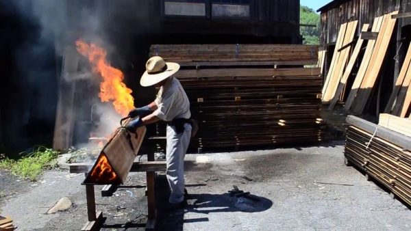 Processamento de madeira japonesa pelo fogo