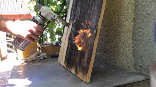 Queima de madeira com um queimador de gás