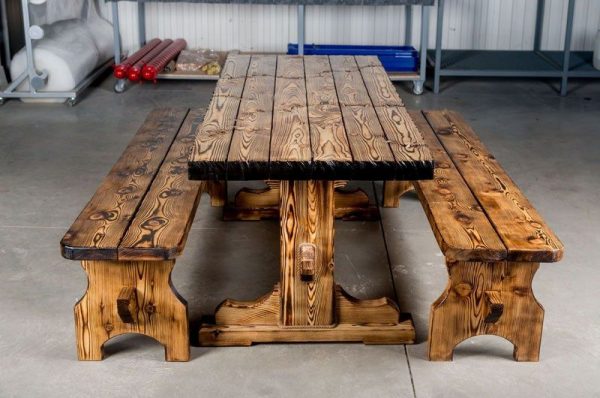 Table et bancs en bois brûlé