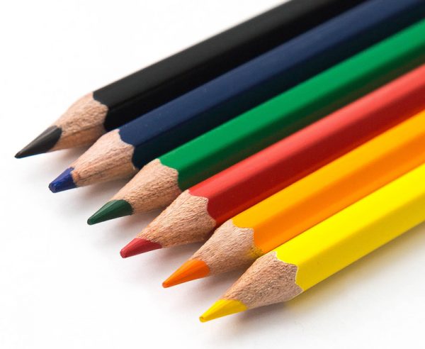 Você pode pintar pequenos arranhões com lápis de cor.