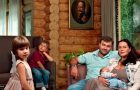 Mikhail Porechenkov com sua família em sua casa