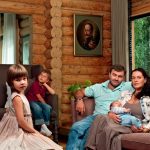 Mikhail Porechenkov avec sa famille dans sa maison