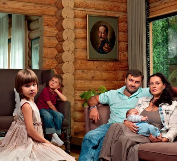 Mikhail Porechenkov avec sa famille dans sa maison