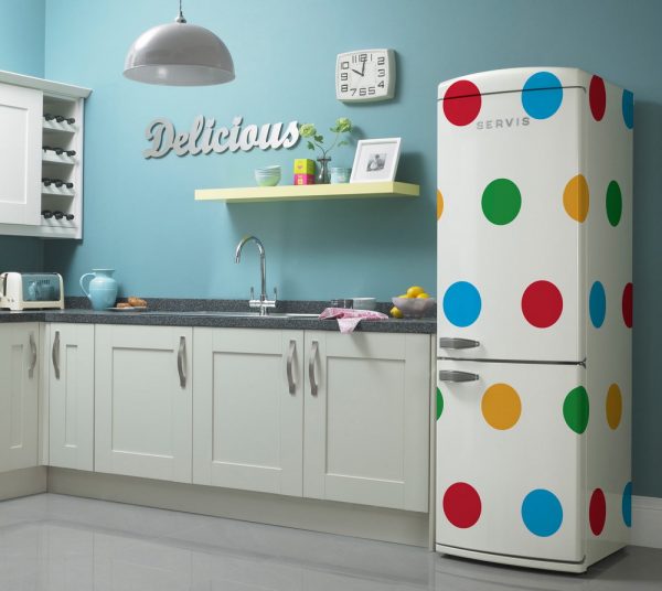 Farebná chladnička v kuchyni