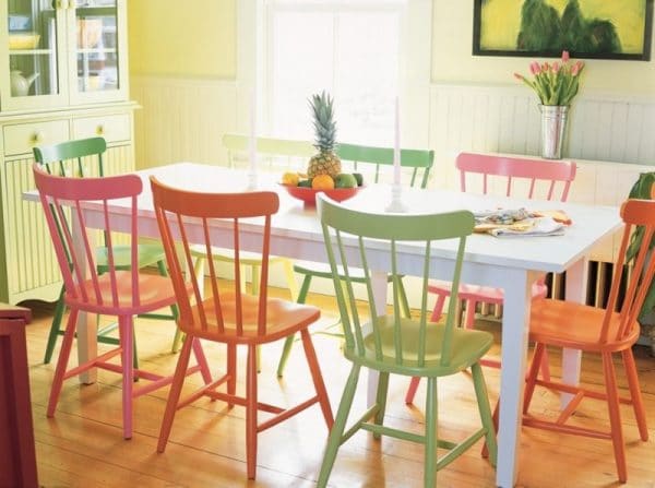 Viacfarebné drevené stoličky v interiéri kuchyne