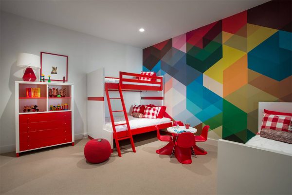 Svetlý geometrický vzor na stene v detskej izbe