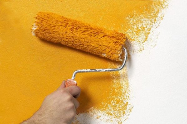 Stenu natrite valčekom v žltej farbe