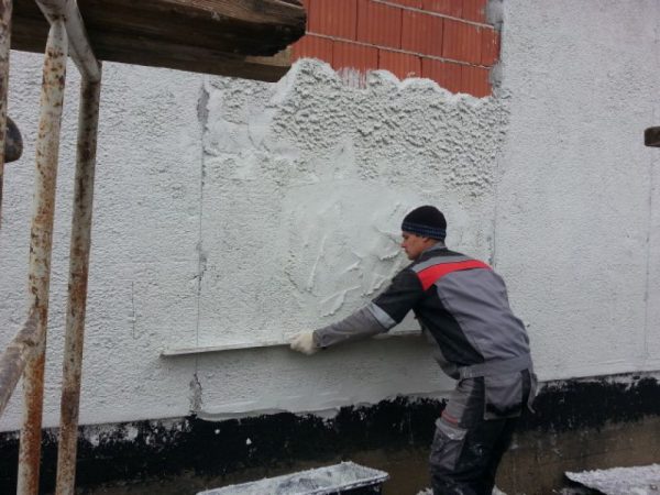 Application de plâtre chaud sur la façade