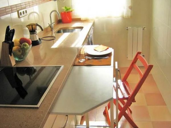 Multifunkční pracovní deska pro malou kuchyň